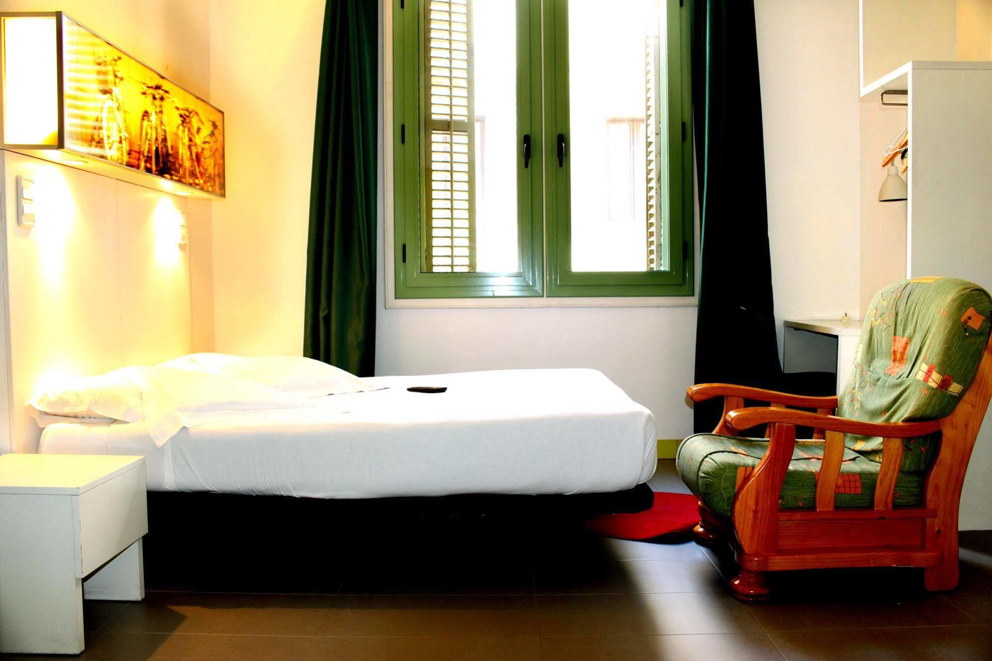 Raval Botella Private Hostel